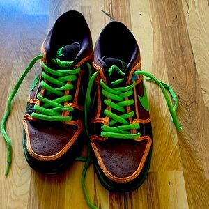 USED Nike De La Soul Dunk Lows decent shape but far from new.